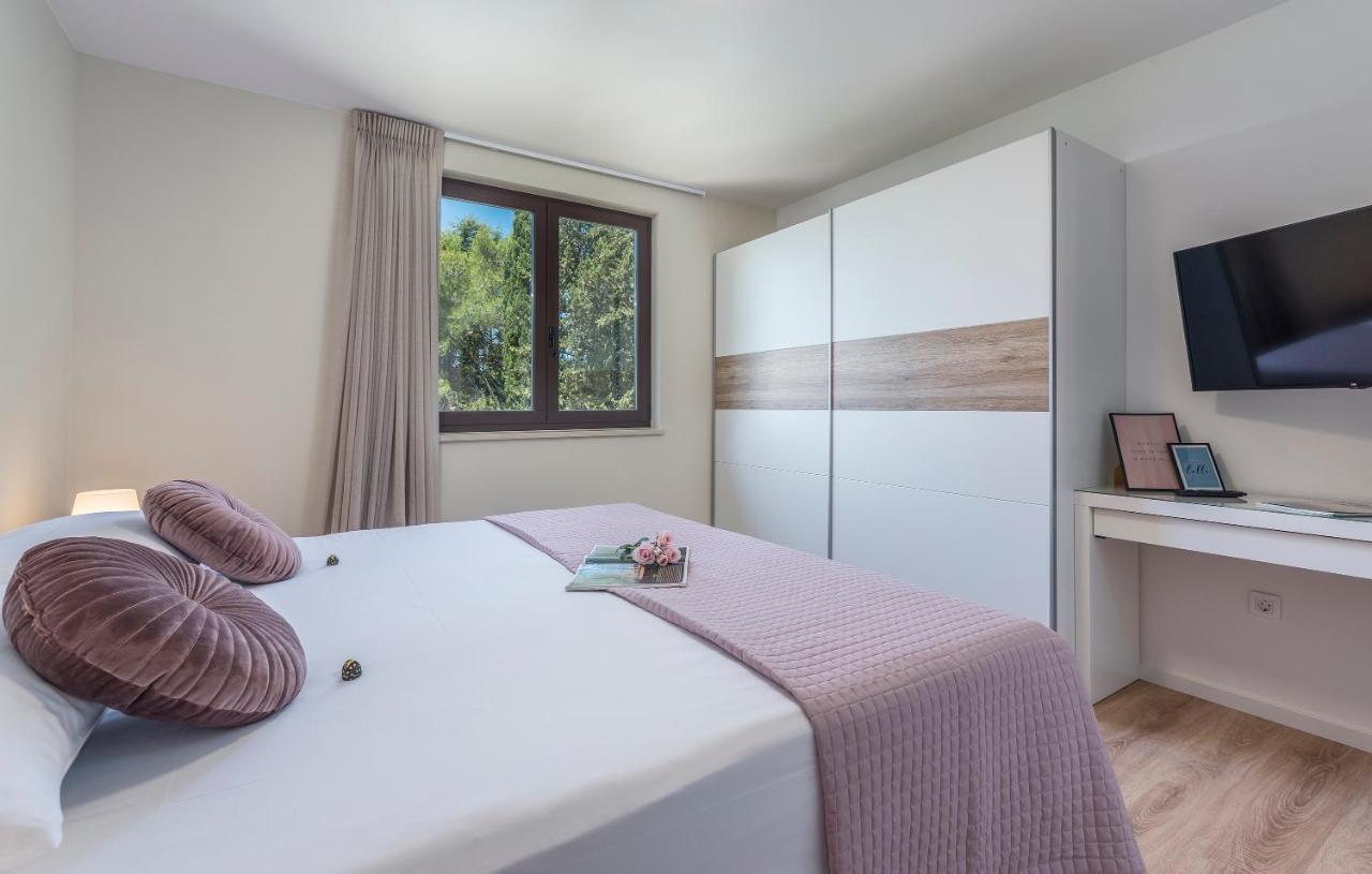 Just Renovated Stylish 2 Bedrooms Apartment Only A Few Steps From The Beach! Novigrad Istria エクステリア 写真