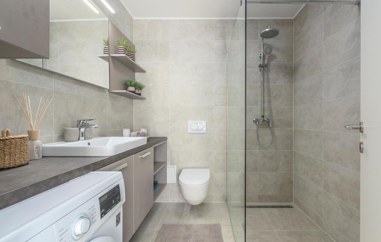 Just Renovated Stylish 2 Bedrooms Apartment Only A Few Steps From The Beach! Novigrad Istria エクステリア 写真